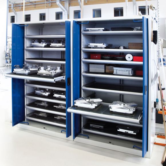 Schrank mit Einschwenktüren