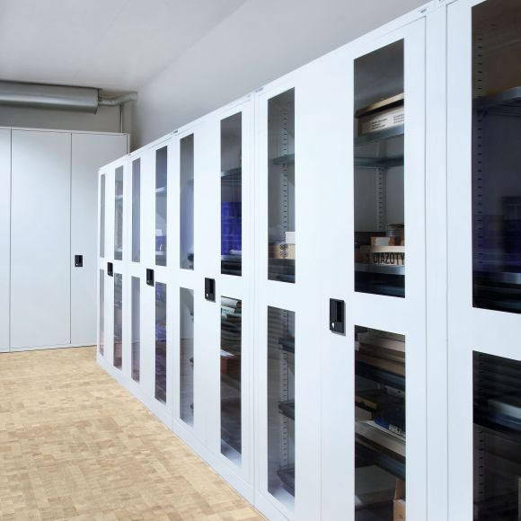 Flügeltürenschränke mit Sichtfenster